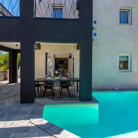 Luxury Exclusive By Guide *